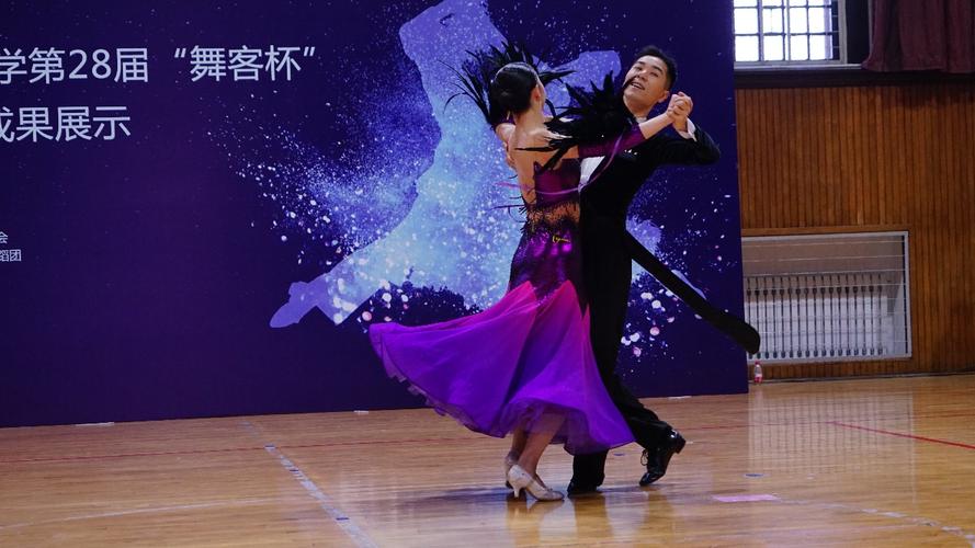 许砚耕和协会内联部长,在读博士生李威同学重现了奖牌上的浮雕造型