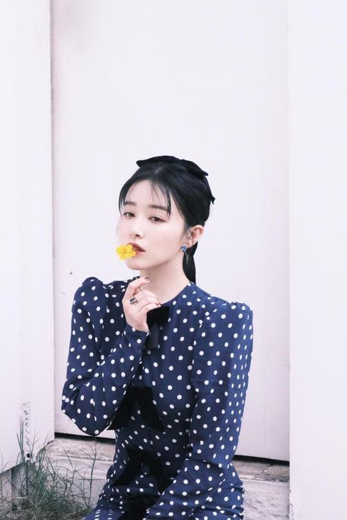 阚清子时尚感真强!穿蓝色波点裙配蝴蝶结效果文艺浪漫