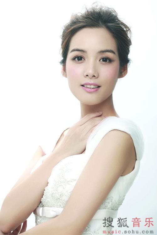 歌手写真 来源:搜狐音乐 责编:董文                 陈怡最新写真