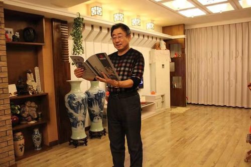 1993年曾在加拿大多伦多举办过个人画展,2017年荣宝斋出版过"李正伟大