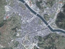 位于文成县中部,泗溪北岸,地处县城东郊,距县城3千米.