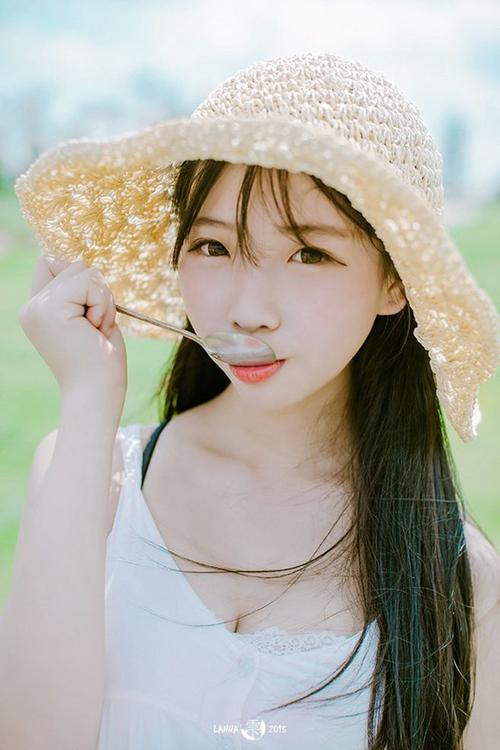 水灵灵大眼睛女孩嫩白迷人清凉夏日郊外写真(www.uumeitu.