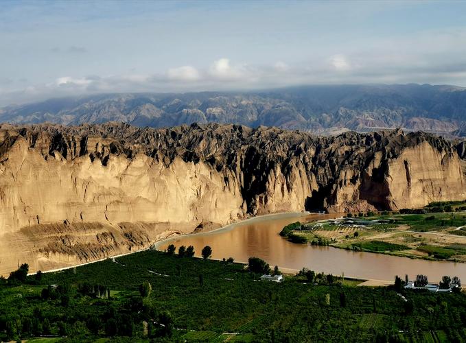 位于甘肃白银市景泰县中泉乡龙湾村的黄河石林在九曲黄河环抱中,雄浑