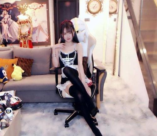 腐团儿晒黑丝美腿写真,性感动作撩人!网友:堪比整套战术后退