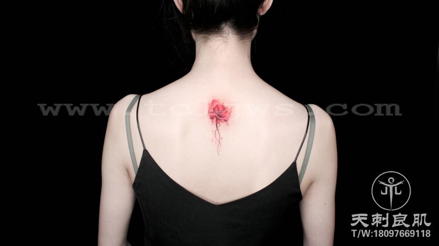 后背脊椎彼岸花水彩小清新纹身