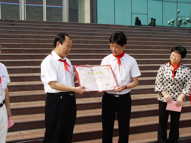 县委副书记张爱如向王来胜先生颁发捐赠证书