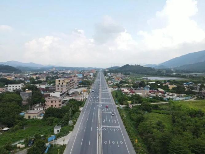 另外将按高标准建设龙凤大道和龙凤大桥,也将力争在2022年3月完工,不
