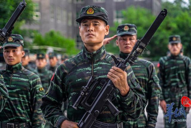 请接收我的武器!直击武警特战队退伍老兵枪支交接