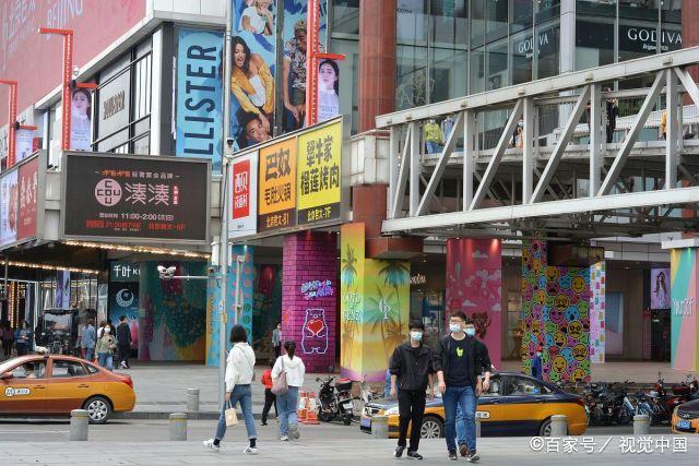 北京:"五一"假期临近尾声,西单商业街上游客不减!