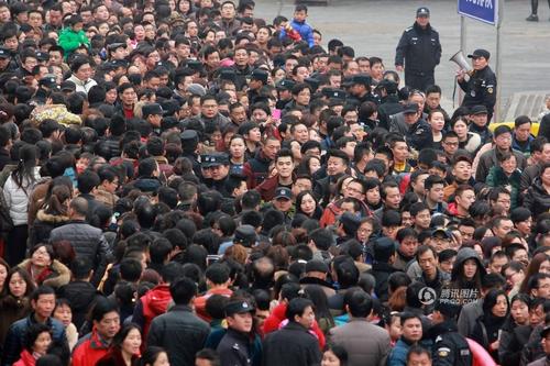 武汉数十万人拜财神 场面爆棚似春运