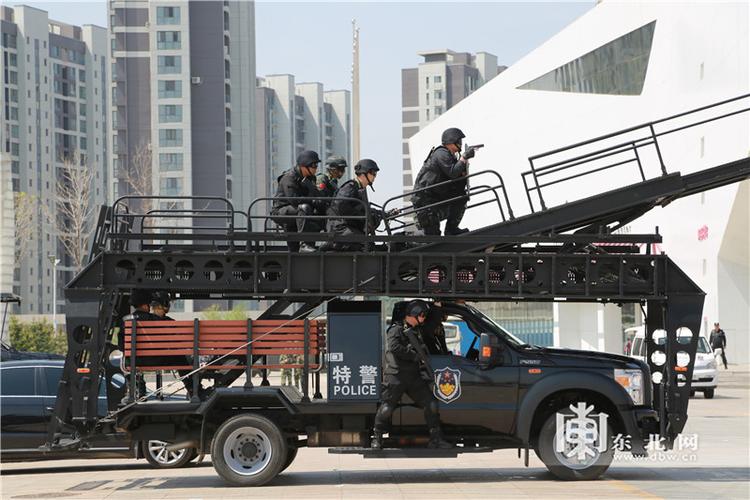 特警们运用攀登突击车进行攀登演练.
