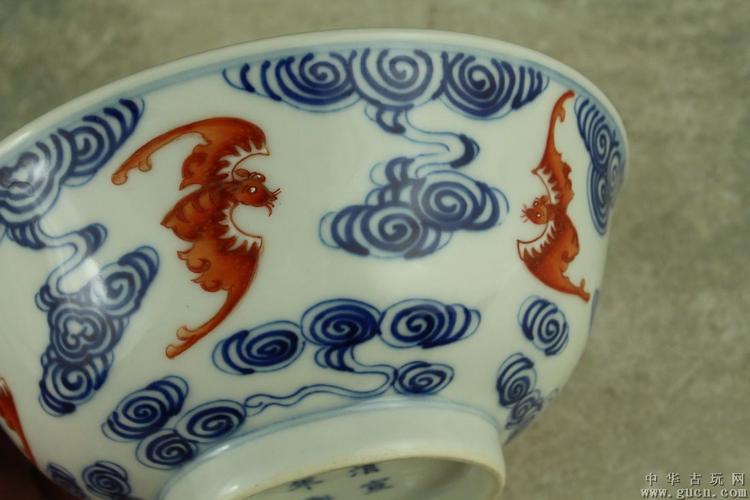 明宣德青花矾红蝙蝠纹碗