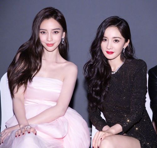 杨幂和杨颖久违同框一个优雅性感一位甜美温柔你觉得谁更美
