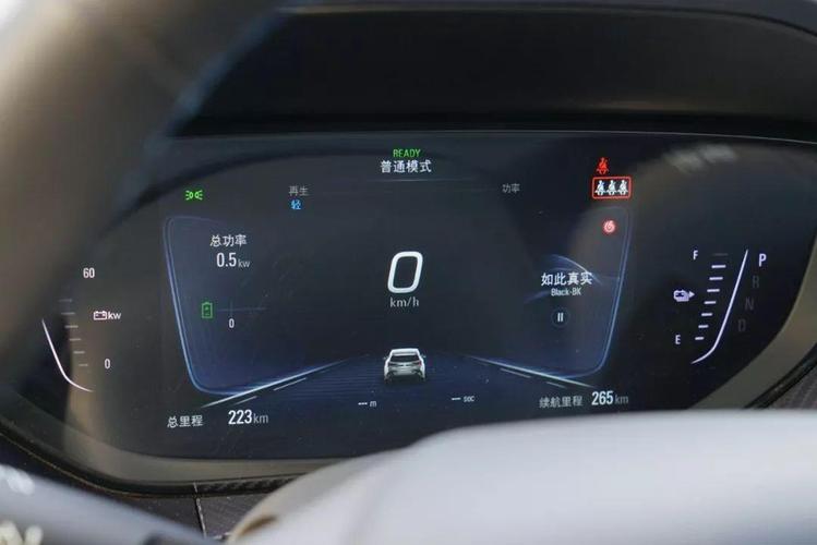 8英寸液晶仪表盘信息量很大换挡机构没有使用电子挡杆略有遗憾