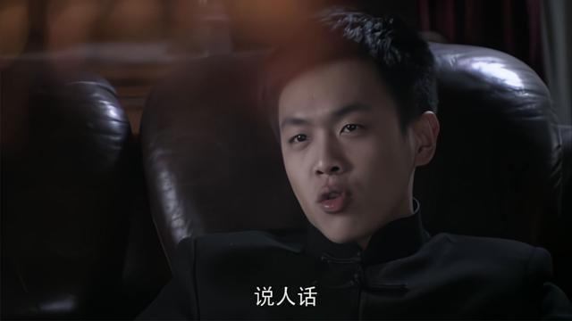 黑狐张若昀帅气登场耍枪姿势有点酷