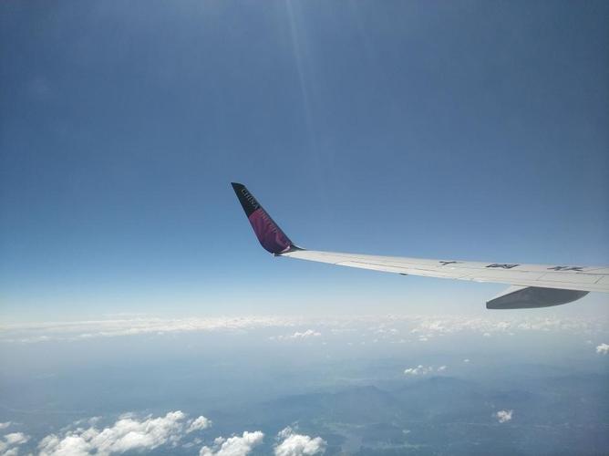 飞机作水平等速,直线飞行,叫平飞.平飞是最基本的飞行状态.