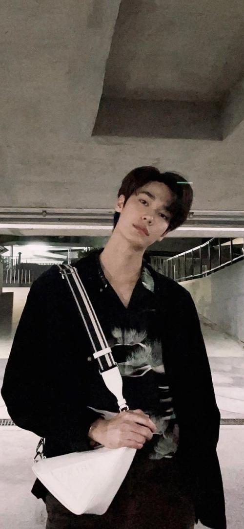 超话94#dew开通微博#95#dew 花泽类# 95自修无水印壁纸 93抱