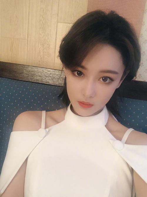 张馨予短发自拍帅气又温柔:性别别卡的太死