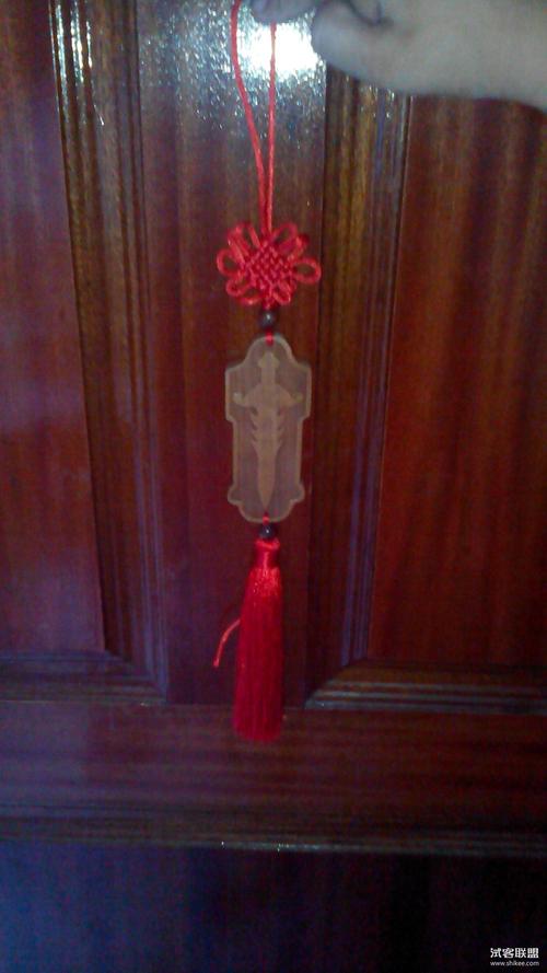 桃木剑很漂亮,挂在门上很匹配.