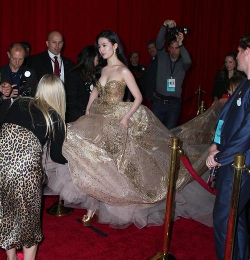 es金色高定抹胸礼服,她就是公主