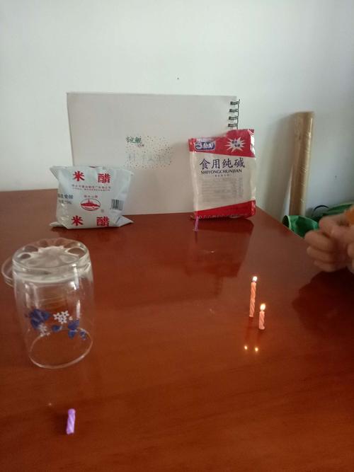 家庭小实验---使燃烧的蜡烛熄灭