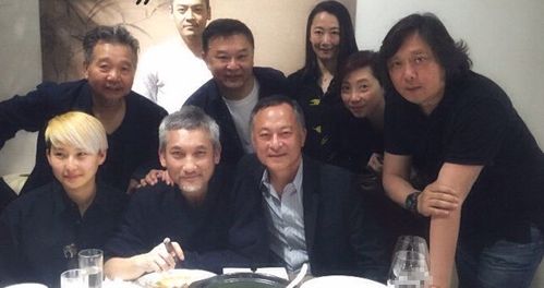 70岁徐克与小30岁女友罕见同框,女方戴婚戒开心灿笑一