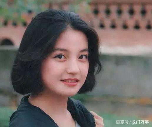 赵薇从小到大的照片,喜欢和室友谈笑风生,朴实母亲