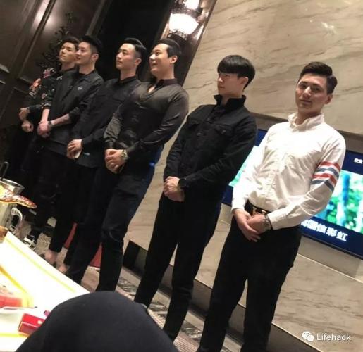 上海白马会所的男模们你们把肌肉好好练练