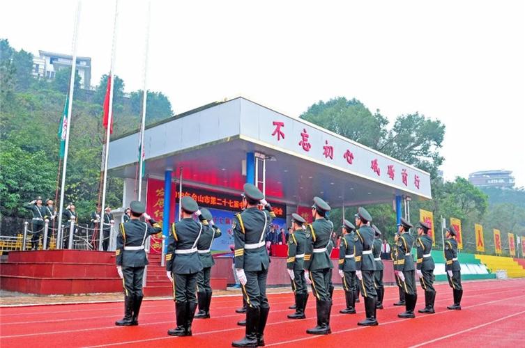 鹏权中学国防班学生升国旗和学校特色跑操展示增添了开幕式的