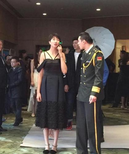 袁心玥找到了身高2米的男伴,女排走红毯,美出新高度