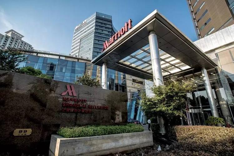 从田子坊一路南下,走到南园滨江绿地,耸立在旁的便是上海绿地万豪酒店