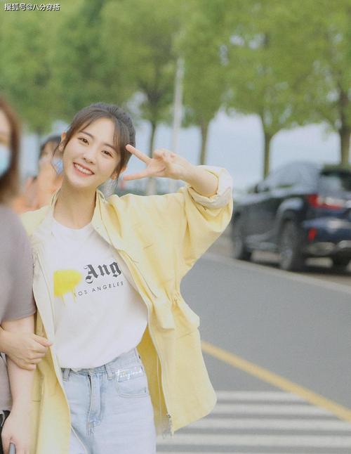 原创邢菲真有女神范,穿白色衬衫搭配牛仔背带裤走机场,简约洋气