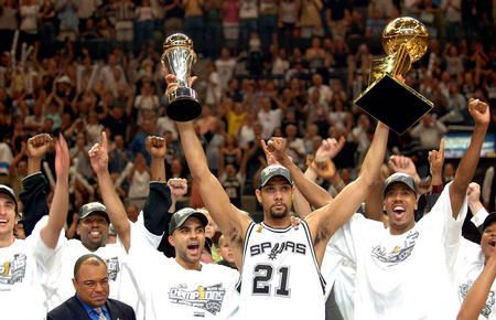 图文:马刺队队员在领奖台上庆祝胜利