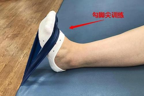 动作名称:弹力带辅助勾脚尖练习