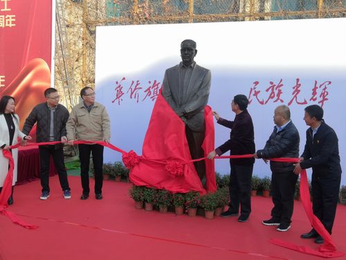 华侨旗帜为侨光立德树人培根铸魂 ——陈嘉庚先生铜像