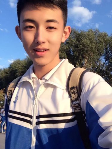 穿校服的男神青涩图片