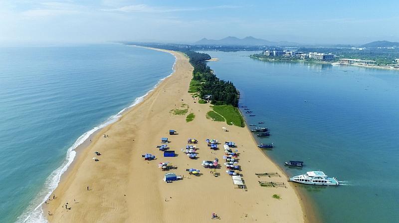 早餐后,前往琼海,到达博鳌后外观博鳌会址,可乘船前往三江入海口,有着