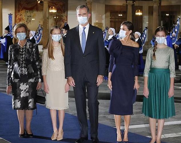 莱昂诺尔公主15岁生日!越来越不如妹妹好看,弯腰驼背仪态欠缺