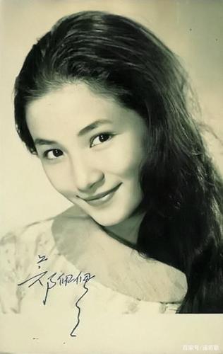 《唐伯虎点秋香》华夫人的扮演者郑佩佩年轻时是一位灵气佳人