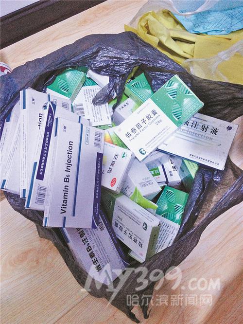 执法人员发现了一袋子过期药.
