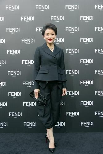 主页 服饰 明星搭配 > 被杨澜惊艳到了,一袭黄色连衣裙优雅大气,老公