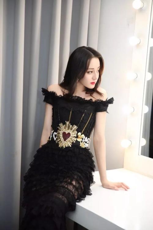 迪丽热巴微博最新po出的侧颜照,被网友批:是不是整容