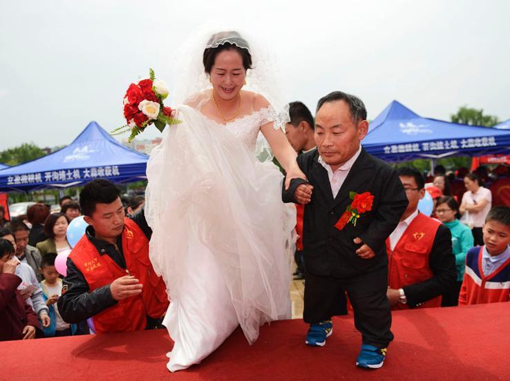 1.7米美女和1米高"帅哥" 10多年的恩爱生活