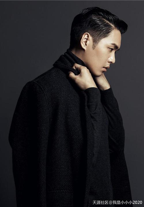 先看看张若昀,张若昀这身黑色的大衣,一个侧脸杀仿佛对着远方无视