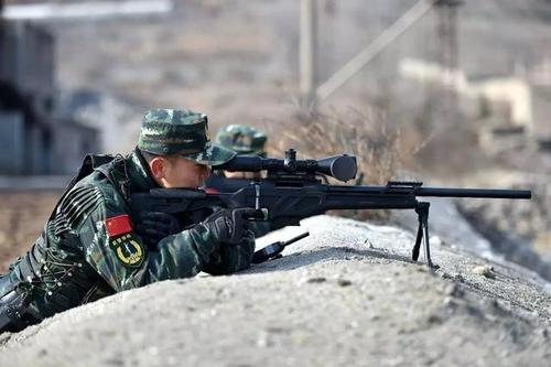 狙击手时刻准备着战术小组分组协同掩护特战队员发现"犯罪嫌疑人"