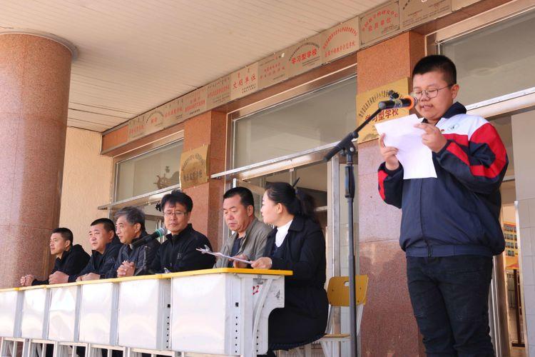 乌丹三中举行:重温入团誓词,传承"五四精神"主题团日活动