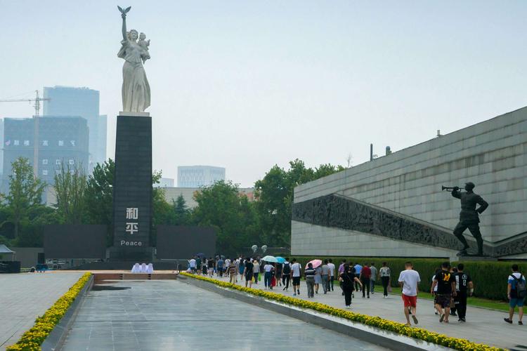 走出馆外是高高矗立的和平女神像