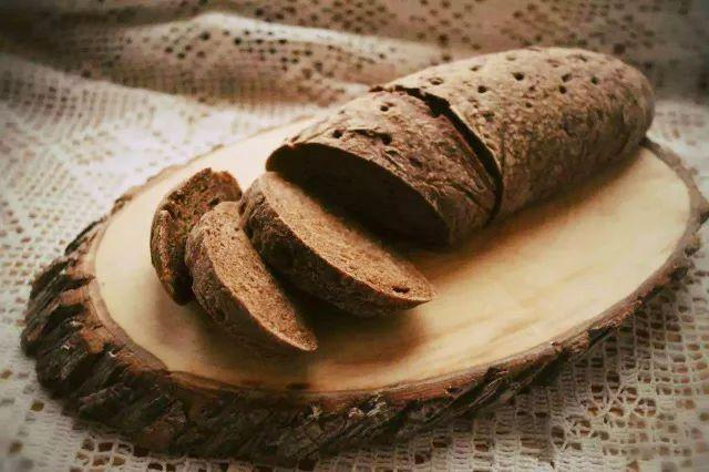 黑面包非常受俄罗斯人欢迎,缺它不可