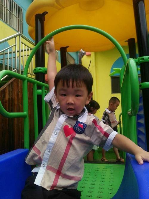 赵晨皓小朋友在红旗幼儿园的快乐时光 - 美篇