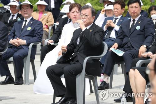 韩媒:文在寅出席活动神态疲惫,嘴唇皲裂还偶尔咳嗽